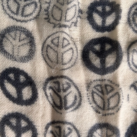 ARMAND DIADORIAN 💯 CASHMERE SCARF. - Picture 3 of 3